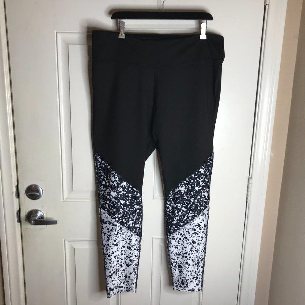NWT Fabletics Women's Brogan Splatter Printed Leggings Black/White ~ Size 2X/20 - Picture 1 of 5